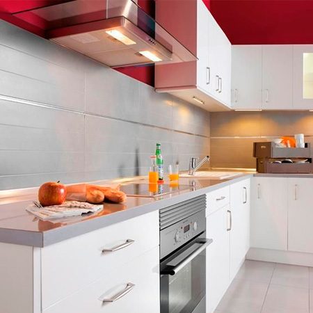 Cocina unida al salón con península